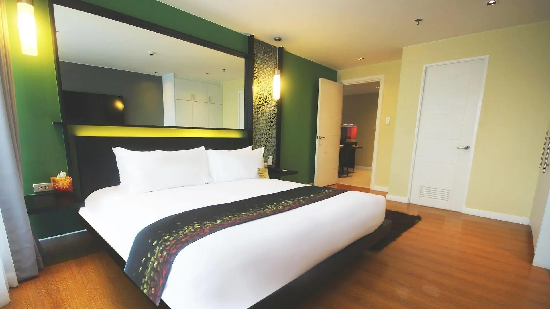 Kl Serviced Residences Managed By Hii Makati City